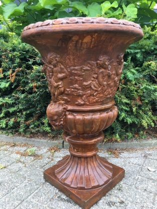 Sehr auffällige und schwere Blumentopf-Vase auf stabilem Sockel aus massivem Oxidstein mit Engeln